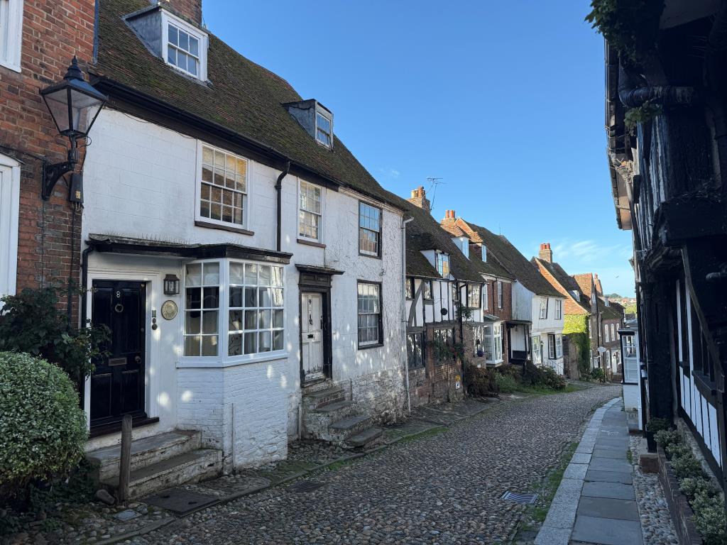 Lot: 114 - MID-TERRACE HOUSE FOR REFURBISHMENT IN DESIRABLE LOCATION - Mermaid Street view